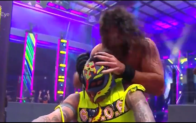 La rivalidad entre Seth Rollins y Rey Mysterio comenzó desde el mes de mayo. TWITTER / @wweespanol