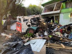 Desalojan casa invadida en Guadalajara; extraen 110 toneladas de basura