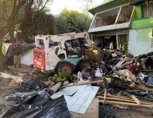 Desalojan casa invadida en Guadalajara; extraen 110 toneladas de basura