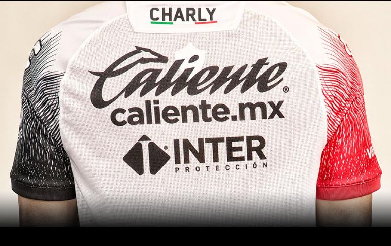 El logo de Caliente.mx en la espalda superior del nuevo jersey rojinegro. ESPECIAL