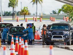 PRECACUCIÓN. Residentes de Miami se realizan pruebas de coronavirus desde sus coches. AP
