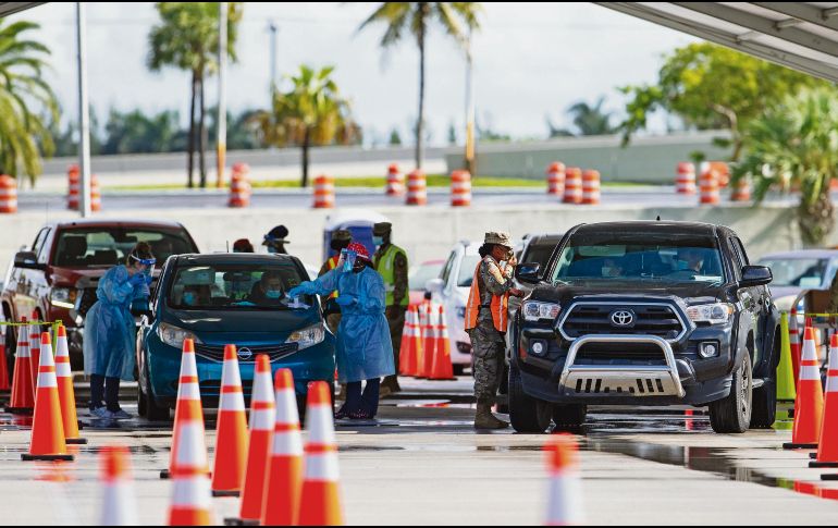 PRECACUCIÓN. Residentes de Miami se realizan pruebas de coronavirus desde sus coches. AP