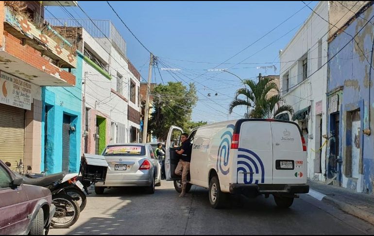 Personal del Instituto Jalisciense de Ciencias Forenses traslada el cuerpo a sus instalaciones en carácter de desconocido. ESPECIAL/ARCHIVO