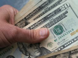 en las últimas dos semanas el peso habría acumulado una pérdida de 6.7% respecto al dólar. AP/ARCHIVO