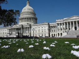Los zapatos de plástico blanco fueron dispuestos en el césped frente al edificio del Congreso estadounidense. AFP/O. Douliery