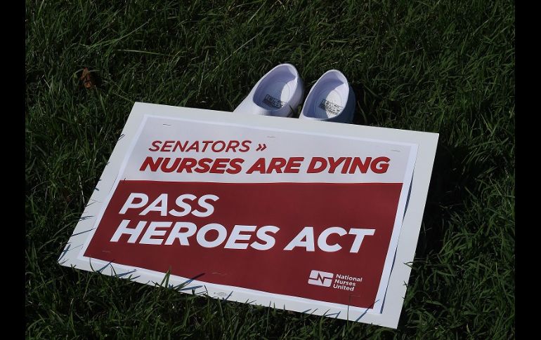 Los zapatos de plástico blanco fueron dispuestos en el césped frente al edificio del Congreso estadounidense. AFP/O. Douliery