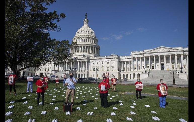 Los zapatos de plástico blanco fueron dispuestos en el césped frente al edificio del Congreso estadounidense. AFP/T. Katopodis