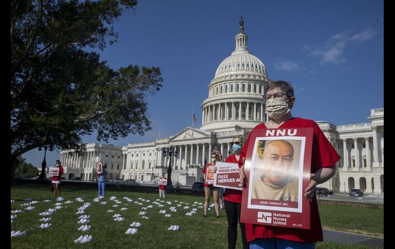 Los zapatos de plástico blanco fueron dispuestos en el césped frente al edificio del Congreso estadounidense. AFP/T. Katopodis
