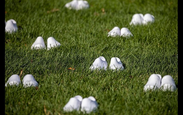 Los zapatos de plástico blanco fueron dispuestos en el césped frente al edificio del Congreso estadounidense. AFP/T. Katopodis