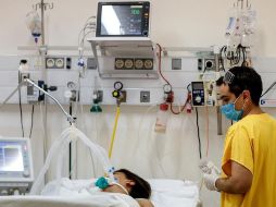 Un enfermero trabaja en la Unidad de Terapia Intensiva del Hospital de Agudos de Ezeiza, en la Provincia de Buenos Aires, Argentina. EFE/J. Roncoroni