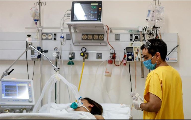 Un enfermero trabaja en la Unidad de Terapia Intensiva del Hospital de Agudos de Ezeiza, en la Provincia de Buenos Aires, Argentina. EFE/J. Roncoroni