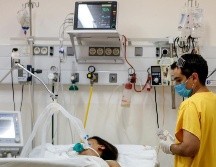 Un enfermero trabaja en la Unidad de Terapia Intensiva del Hospital de Agudos de Ezeiza, en la Provincia de Buenos Aires, Argentina. EFE/J. Roncoroni