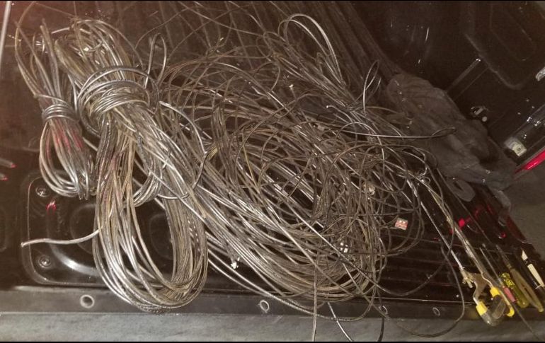 Son asegurados cerca de 300 metros de cable, además de varias herramientas que presuntamente fueron utilizadas para robar el material. ESPECIAL / Policía de Guadalajara