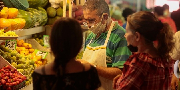 Ventas al menudeo frenan ca&iacute;da en mayo