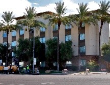 Según documentos, un contratista privado del ICE lleva a los niños a tres hoteles en Arizona y la frontera Texas-México donde son encerrados durante varios días. AP/M. York