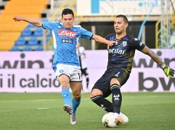 Hirving Lozano (i) se disputa el balón con Luigi Sepe durante el encuentro. AP/M. Paolone