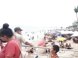 Turistas en las playas de Puerto Vallarta sin tomar en cuenta las medidas sanitarias. TWITTER/@PCJalisco