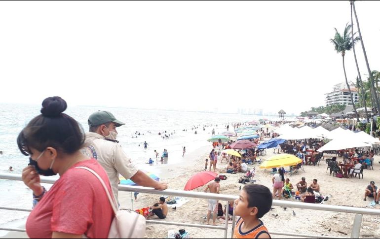 Turistas en las playas de Puerto Vallarta sin tomar en cuenta las medidas sanitarias. TWITTER/@PCJalisco