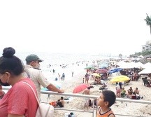 Turistas en las playas de Puerto Vallarta sin tomar en cuenta las medidas sanitarias. TWITTER/@PCJalisco