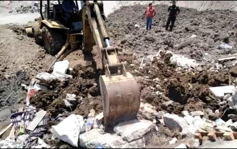 Corporaciones de rescate utilizaron maquinaria pesada para remover las toneladas de tierra. CAPTURA DE VIDEO