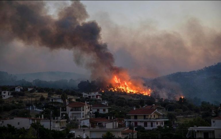 El humo era visible a unos sesenta kilómetros en el sur de la península del Peloponeso. AP/P. Giannakouris