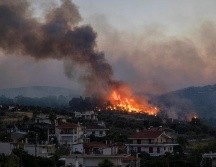 El humo era visible a unos sesenta kilómetros en el sur de la península del Peloponeso. AP/P. Giannakouris