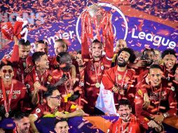 Jordan Henderson, el capitán del equipo, alzó el esperado trofeo en medio de vítores. EFE/L. Griffiths