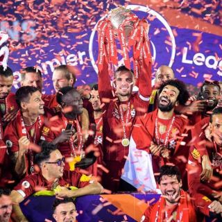 El Liverpool levanta en Anfield su primera Liga inglesa en treinta años