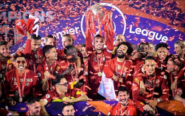 Jordan Henderson, el capitán del equipo, alzó el esperado trofeo en medio de vítores. EFE/L. Griffiths