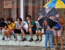 Varias personas esperan su turno para entrar en un banco este miércoles, en La Habana. EFE/Y. Zamora