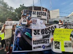 Decenas de personas se manifestaron para exigir avances en el caso de la desaparición de Daniel Sandoval y Bryan Medina.  EL INFORMADOR/S. Flores