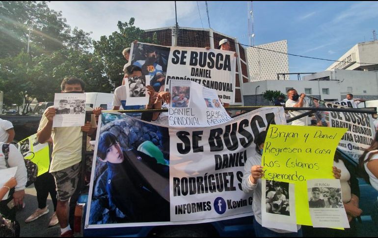 Decenas de personas se manifestaron para exigir avances en el caso de la desaparición de Daniel Sandoval y Bryan Medina.  EL INFORMADOR/S. Flores