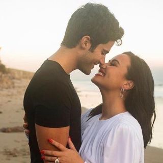 Demi Lovato y el actor Max Ehrich anuncian su compromiso