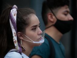 Las medias caretas lo que hacen es impedir la expulsión de saliva y que al otro no le caiga, pero no te proteges a ti. EL INFORMADOR / F. Atilano