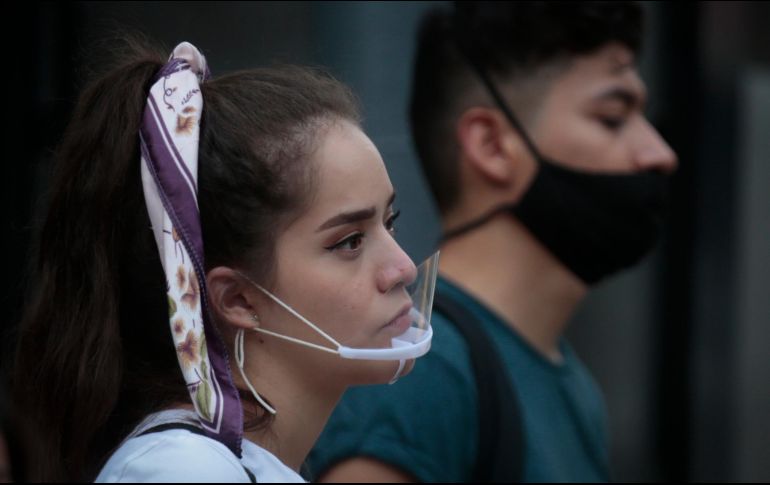 Las medias caretas lo que hacen es impedir la expulsión de saliva y que al otro no le caiga, pero no te proteges a ti. EL INFORMADOR / F. Atilano