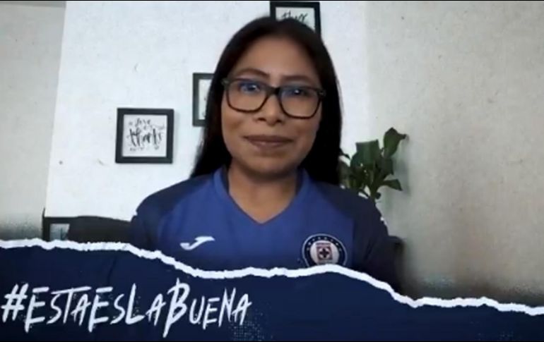 Con una playera del equipo, apareció en un video en redes sociales enviando un mensaje al conjunto celeste y a la afición. TWITTER / @CruzAzulCD