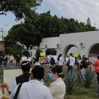 Personal de salud se manifiesta y exige basificación