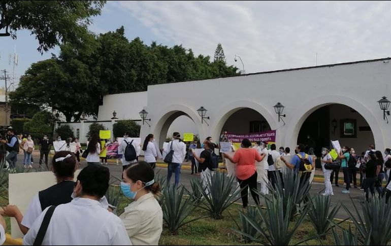 Protestantes a las afueras de Casa Jalisco. ESPECIAL