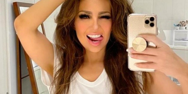 Thal&iacute;a presume su cintura "sin costillas"