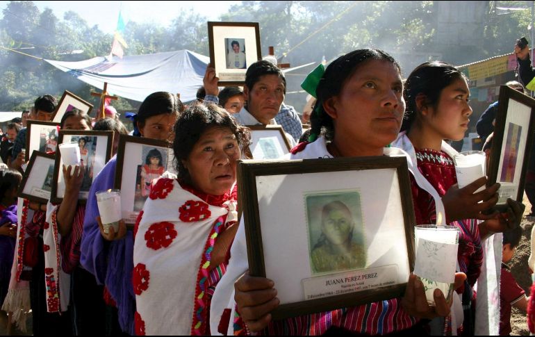 Tzotziles de la comunidad de Las Abejas en un evento para conmemorar a sus famliares y compañeros. El 22 de diciembre de 1997 un grupo de indígenas que oraba en la comunidad de Acteal fue atacado por presuntos paramilitares,, que acabaron con la vida de 45 tzotziles. EFE/ARCHIVO