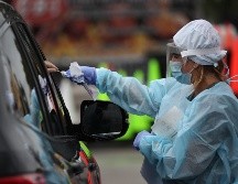 Personal de salud toma una muestra para una prueba de COVID-19 en Miami, Florida. AFP/J. Raedle