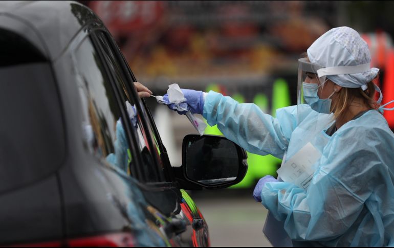 Personal de salud toma una muestra para una prueba de COVID-19 en Miami, Florida. AFP/J. Raedle