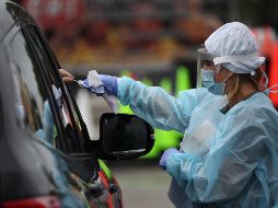 Personal de salud toma una muestra para una prueba de COVID-19 en Miami, Florida. AFP/J. Raedle