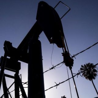 El petróleo retrocede por preocupaciones sobre la demanda