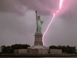 El rayo se ve de un tono rosado. ESPECIAL/YOUTUBE