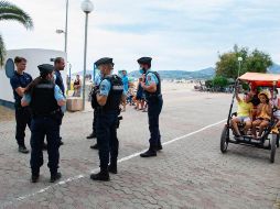 Policías recorren las playas de Francia para instar a la población a respetar el distanciamiento social. EFE/C. Blumberg