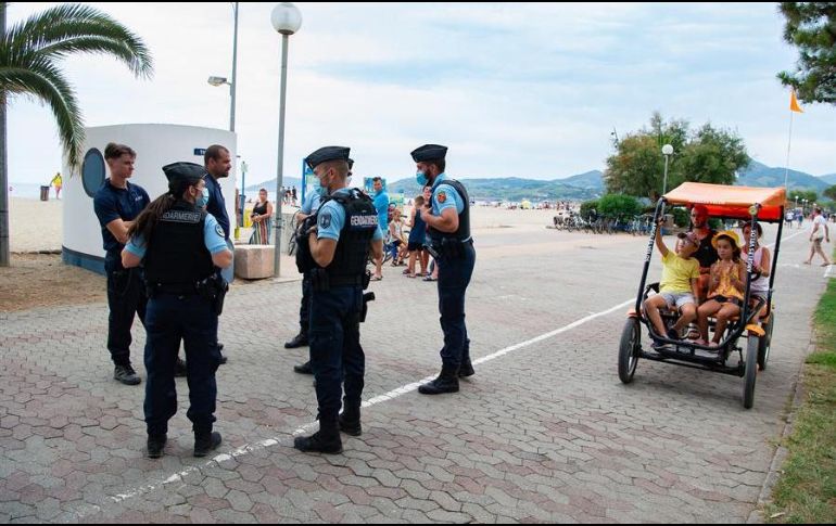 Policías recorren las playas de Francia para instar a la población a respetar el distanciamiento social. EFE/C. Blumberg