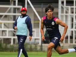 El auxiliar técnico del Guadalajara, Salvador Reyes, aseguró que salvo los tres elementos que tienen COVID-19, en el equipo los demás jugadores son elegibles para ver actividad ante el León. INSTAGRAM / @Chivas