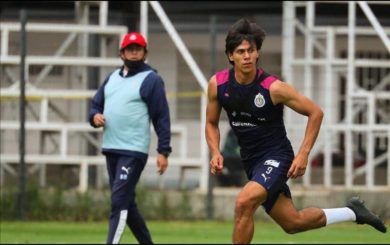 El auxiliar técnico del Guadalajara, Salvador Reyes, aseguró que salvo los tres elementos que tienen COVID-19, en el equipo los demás jugadores son elegibles para ver actividad ante el León. INSTAGRAM / @Chivas