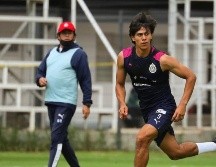 El auxiliar técnico del Guadalajara, Salvador Reyes, aseguró que salvo los tres elementos que tienen COVID-19, en el equipo los demás jugadores son elegibles para ver actividad ante el León. INSTAGRAM / @Chivas